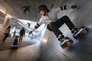 壁面走行対応の未来型ローラースケートのコンセプト
